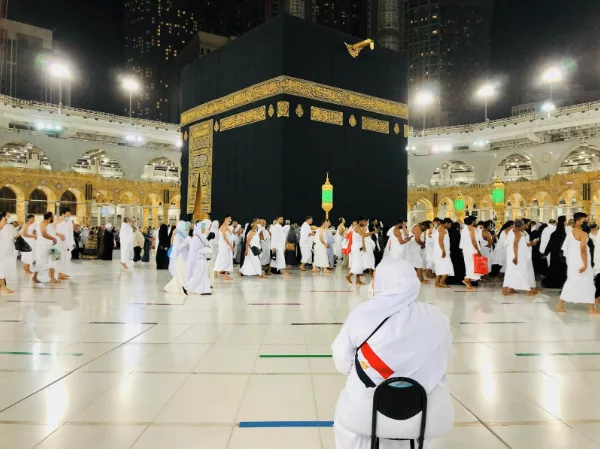 Musulman se préparant spirituellement au Hajj et à la Omra à travers la prière et le recueillement à Londres
