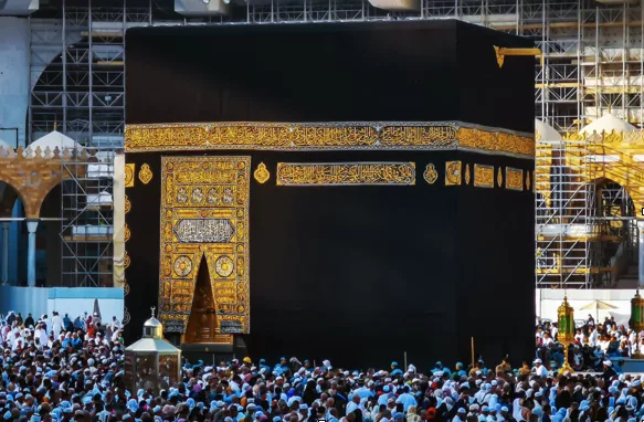 Pèlerins musulmans accomplissant l’Omra autour de la Kaaba, symbole de purification spirituelle et de renouveau de la foi