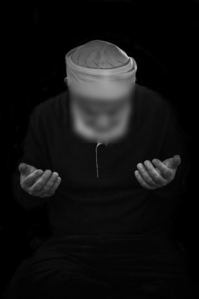 Un musulman récitant les adhkār du matin après la prière du Fajr