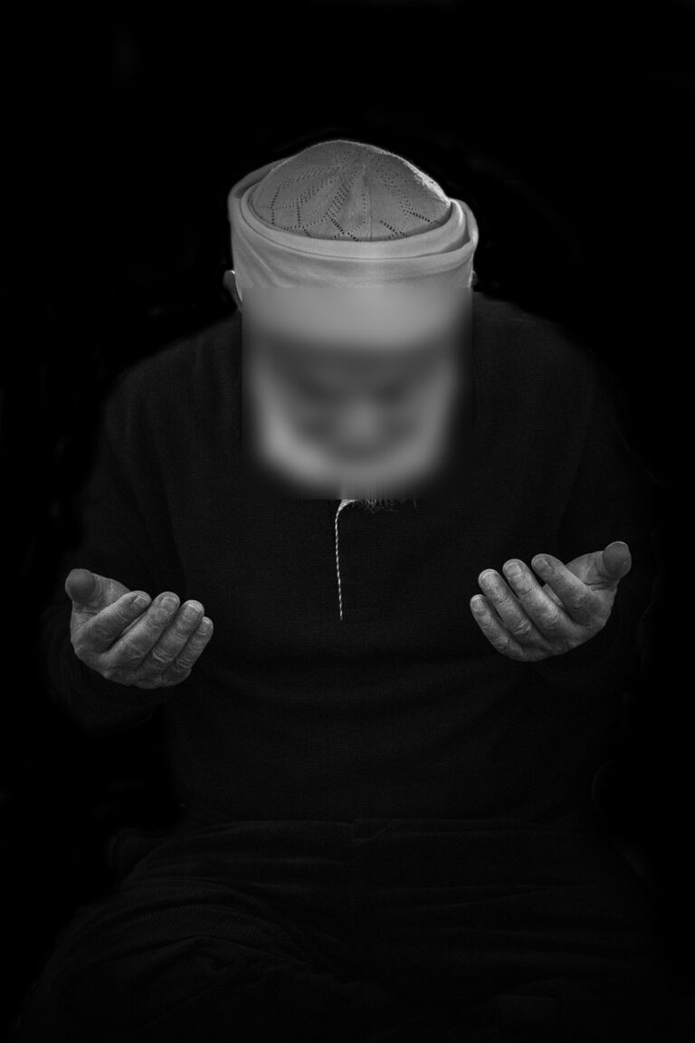 Un musulman récitant les adhkār du matin après la prière du Fajr