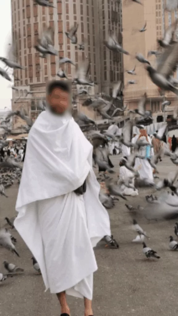 Pèlerin musulman récitant le Coran devant la Kaaba durant la Omra dans une atmosphère spirituelle apaisante