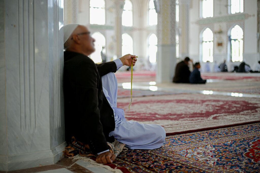 Dhikr et adhkār quotidiens pour instaurer une routine spirituelle apaisante en Islam