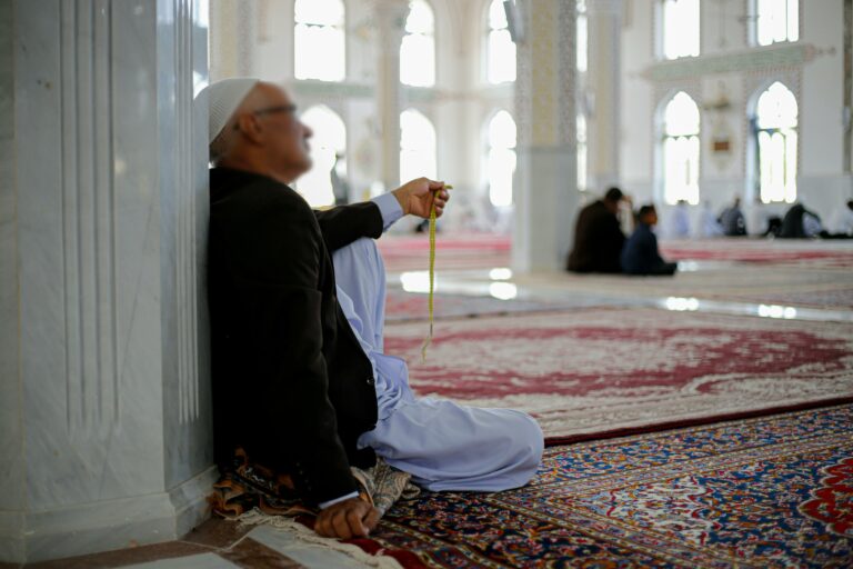 Dhikr et adhkār quotidiens pour instaurer une routine spirituelle apaisante en Islam