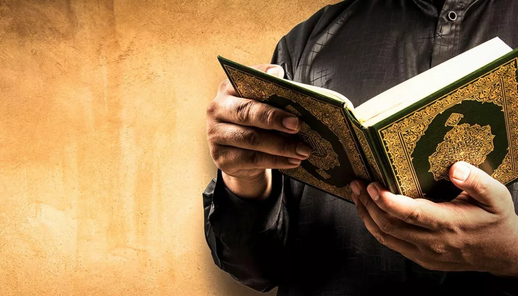 Pèlerin récitant le Coran en arabe pendant la Omra pour renforcer la baraka et la connexion spirituelle avec Allah