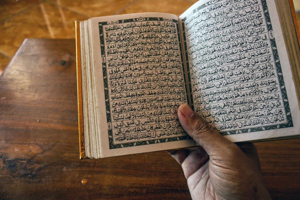 Étudiante suivant un cours d’arabe et de tajwīd en ligne avec un professeur, progression structurée depuis la maison